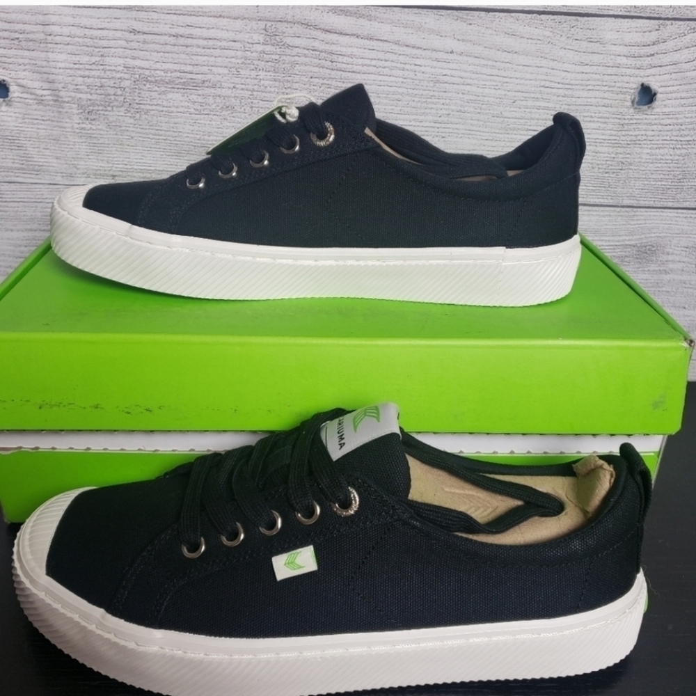 Cariuma Black Canvas Low-Top Sneakers with White Sole and Green Logo